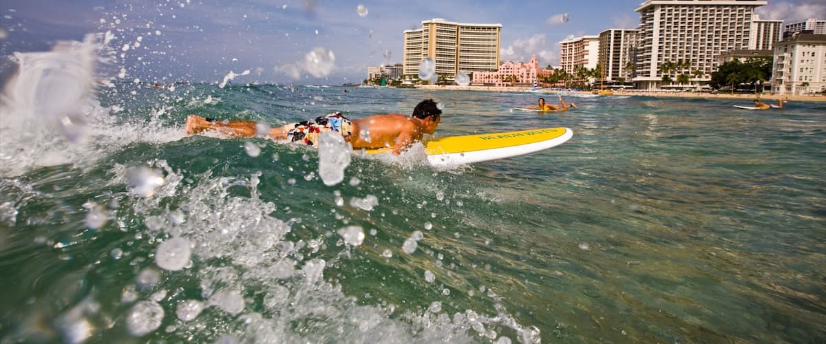 Waikiki que incluye escenas tropicales, vistas de una isla y distrito financiero central