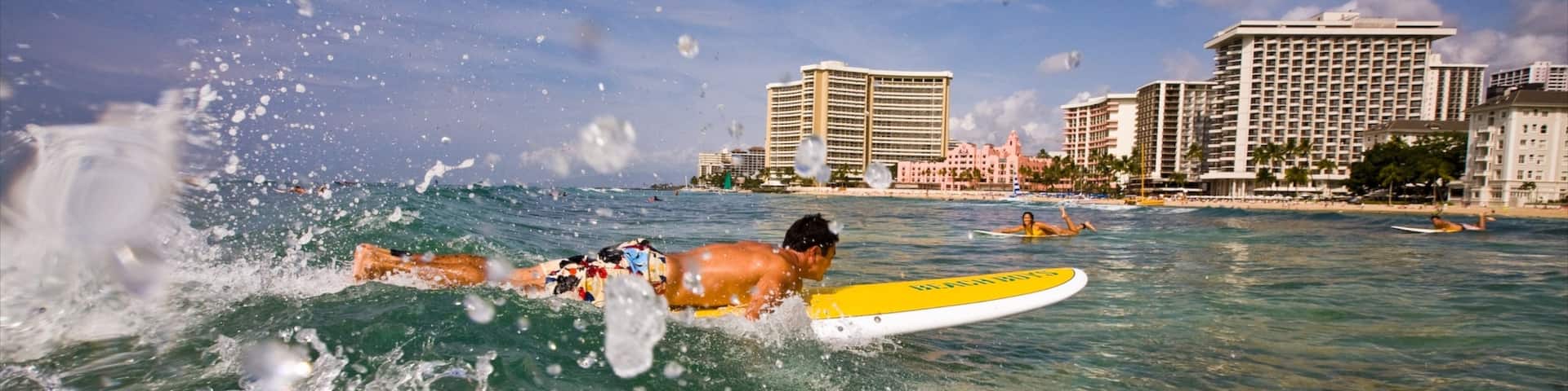 Waikiki das einen tropische Szenerien, CBD und Brandung
