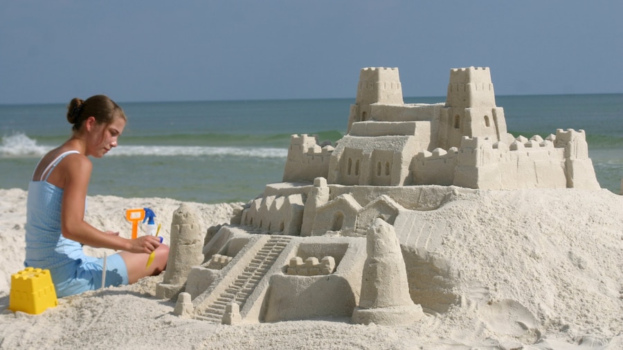 Orange Beach welches beinhaltet Strand sowie einzelne Frau