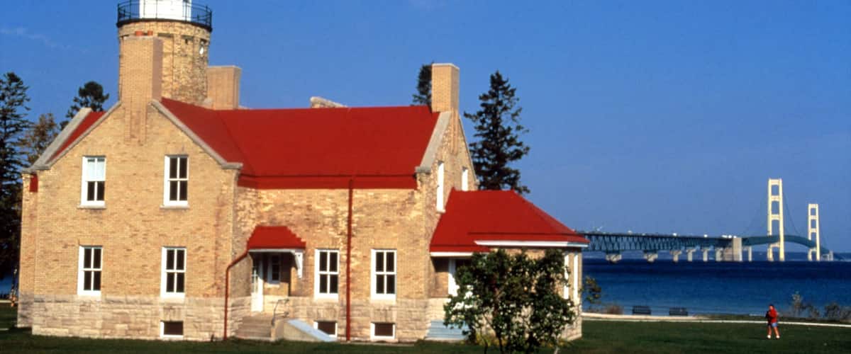 Mackinaw City que incluye patrimonio de arquitectura, vistas generales de la costa y un faro