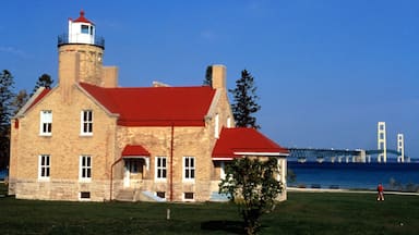 Mackinaw City caratteristiche di architettura d\'epoca, vista della costa e faro