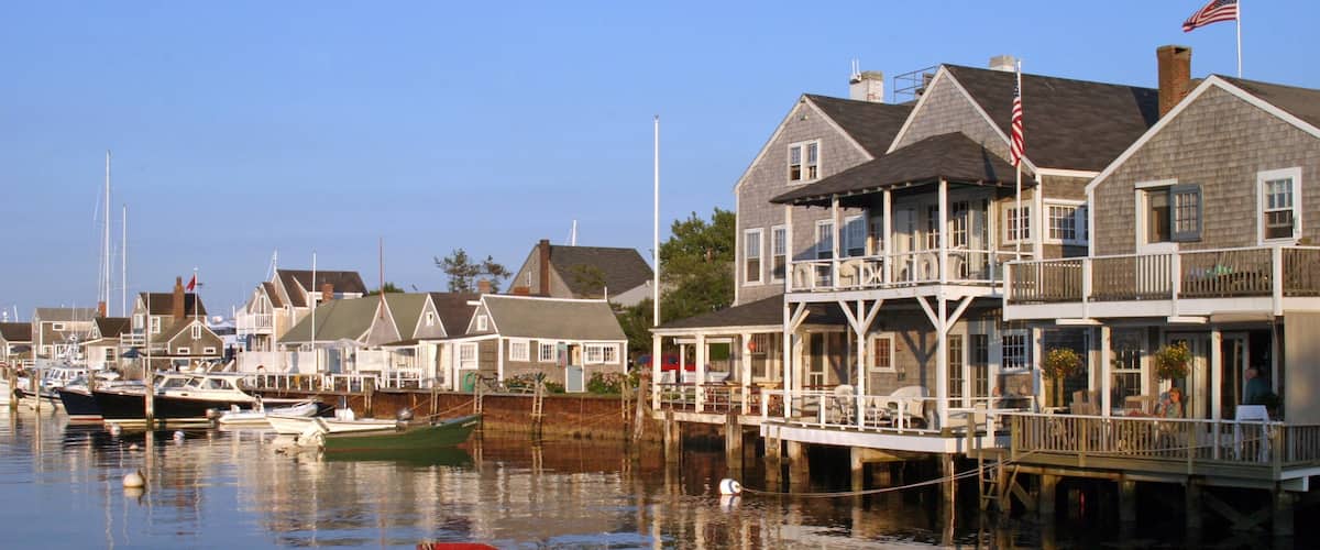 Nantucket que incluye una casa, una marina y paseos en lancha