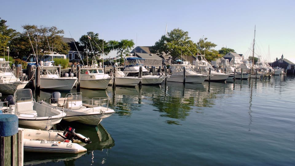 Nantucket mit einem allgemeine Küstenansicht, Küstenort und Bucht oder Hafen