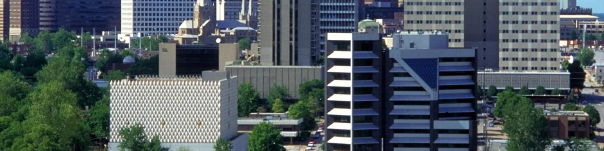 Tulsa Innenstadt mit einem Hochhaus und Stadt