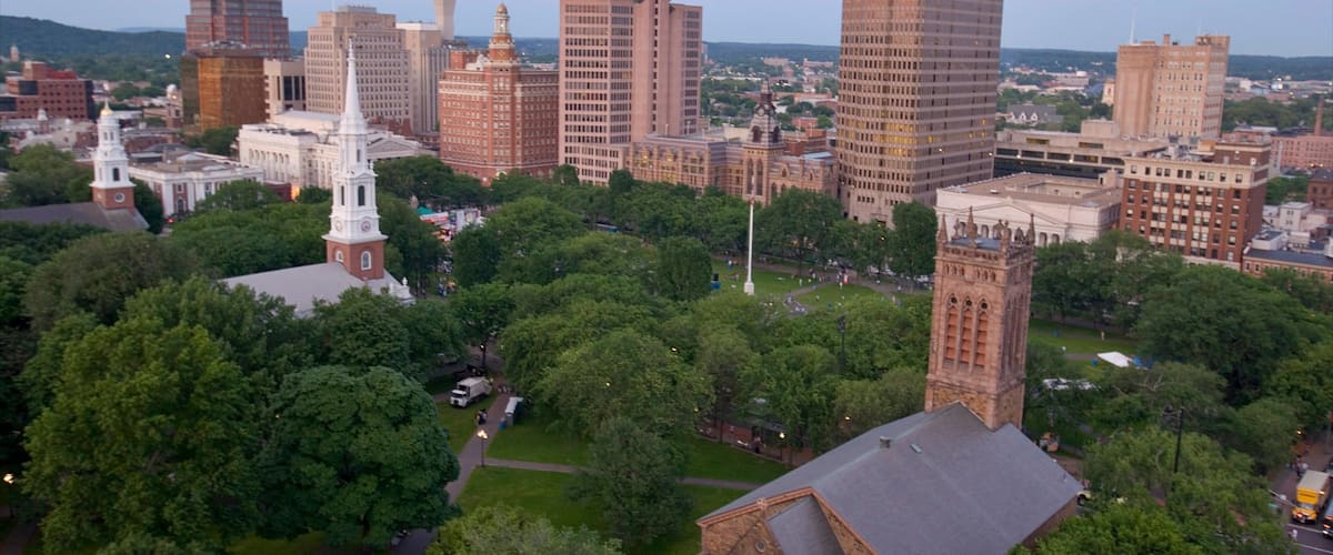 New Haven ofreciendo un rascacielos, una ciudad y horizonte