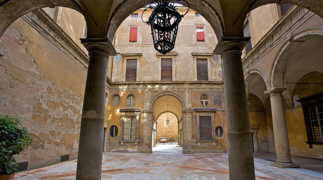 Bologna showing heritage architecture