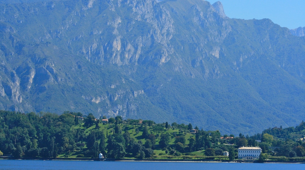 Como ofreciendo montañas, un lago o abrevadero y vistas de paisajes