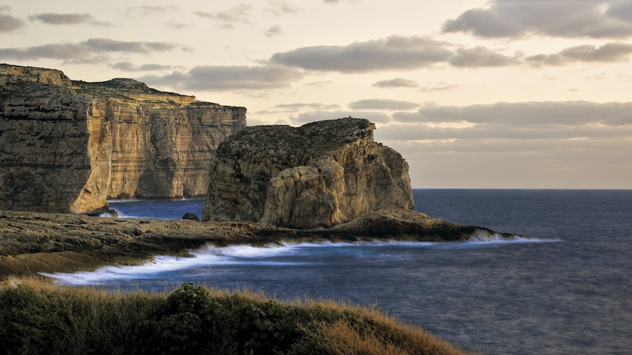 Gozo ofreciendo una bahía o un puerto, vista panorámica y costa rocosa