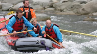 Manawatu-Wanganui das einen Stromschnellen und Rafting sowie kleine Menschengruppe