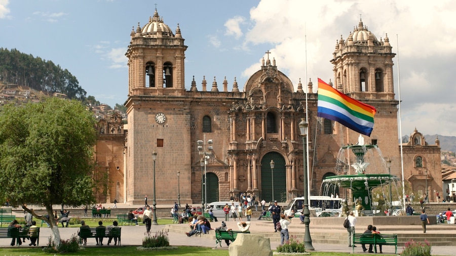 Cusco som viser historiske bygningsværker og en kirke eller en katedral