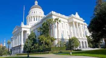 Sacramento inclusief een overheidsgebouw en historische architectuur