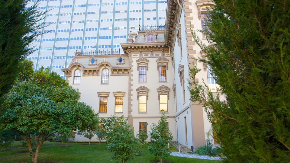 Leland Stanford Mansion State Historic Park mostrando una ciudad, un parque y arquitectura patrimonial