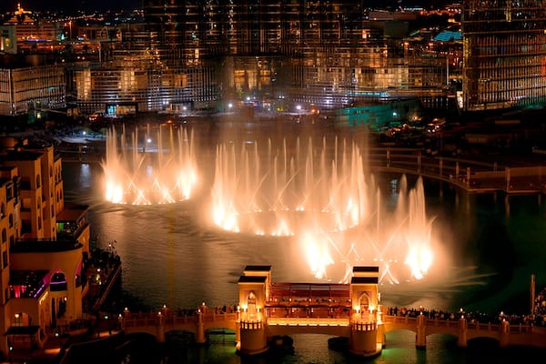 Dubai Fountain welches beinhaltet zentrales GeschÀftsviertel, bei Nacht und Springbrunnen