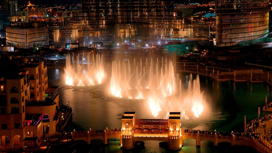 The Dubai Fountain mostrando fontana, quartiere finanziario e paesaggio notturno