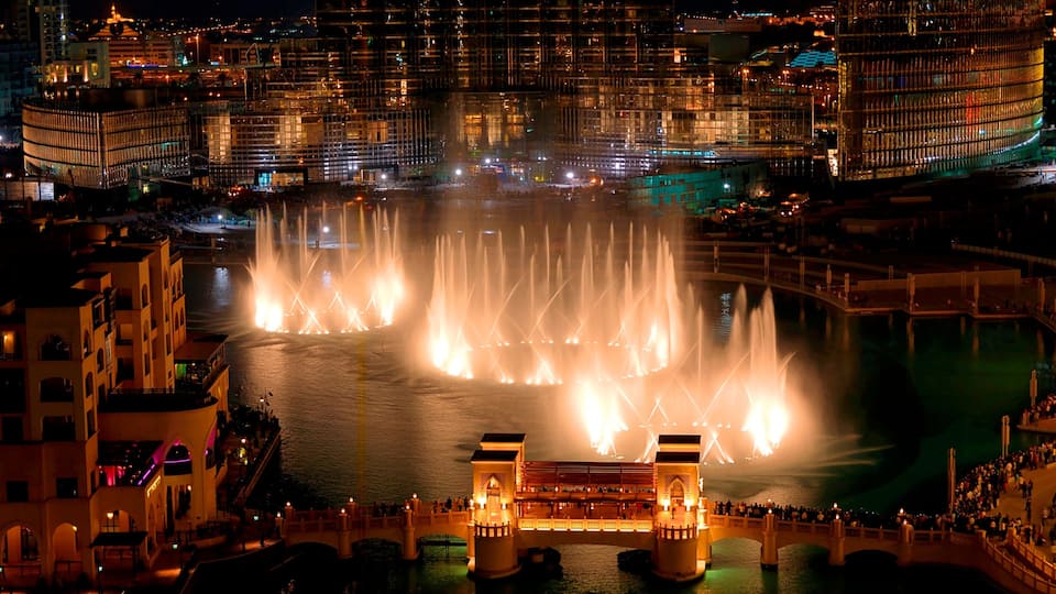 Dubai Fountain welches beinhaltet zentrales Geschäftsviertel, bei Nacht und Springbrunnen