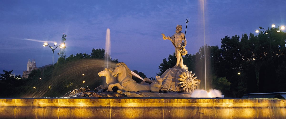Madrid mettant en vedette square ou place, statue ou sculpture et fontaine