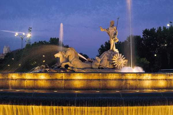 Madrid mit einem Monument, bei Nacht und Platz oder Plaza