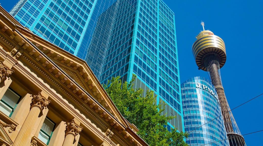 Sydney Tower que incluye arquitectura patrimonial, un rascacielos y una ciudad