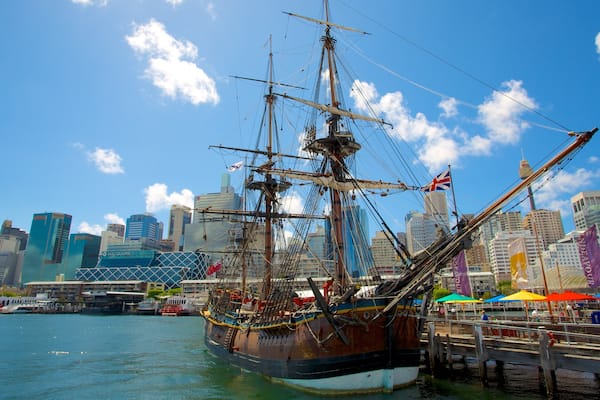 Darling Harbour johon kuuluu venesatama, taivas ja kaupunki