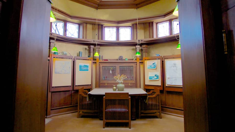 Frank Lloyd Wright Home and Studio que incluye una casa y vistas interiores