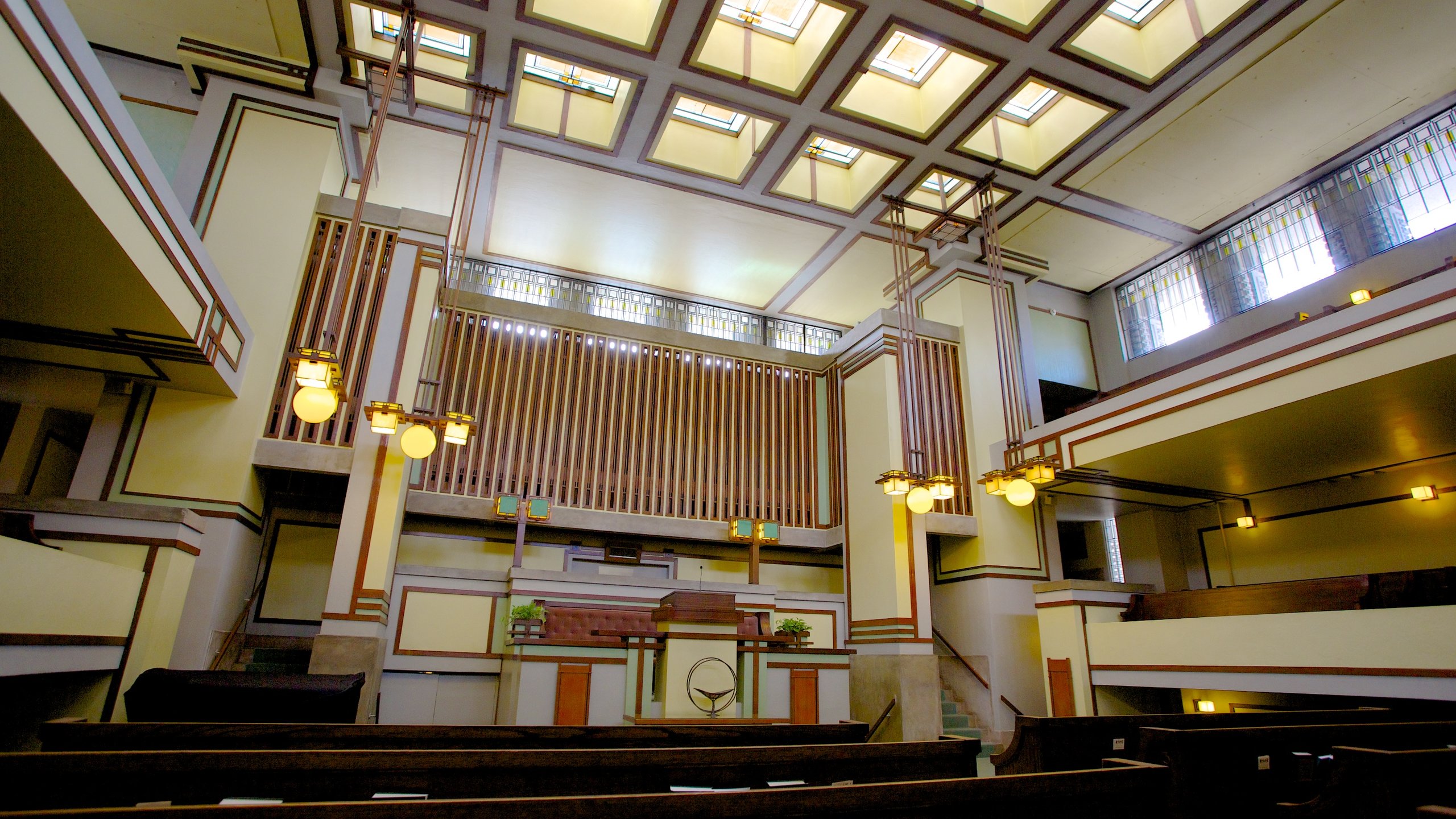 Unity Temple presenterar ett tempel eller plats för dyrkan, interiörer och religiösa aspekter