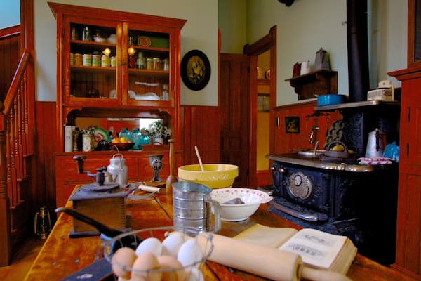 Musée et maison d\'Ernest Hemingway qui includes nourriture et vues intérieures