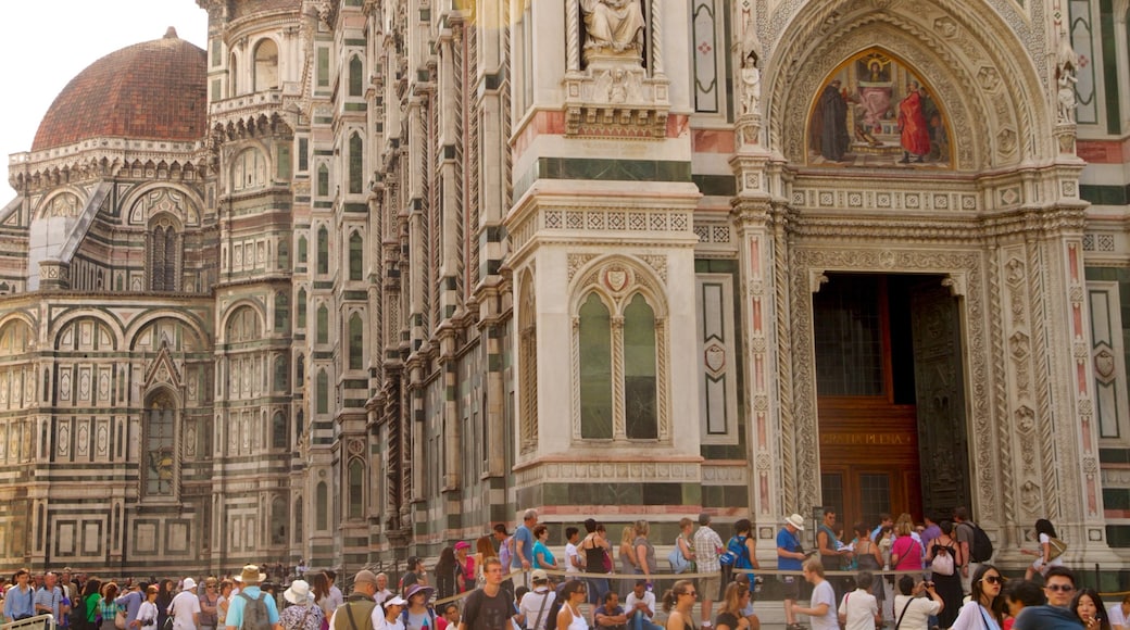 Piazza del Duomo presenterar en kyrka eller katedral, historisk arkitektur och ett torg