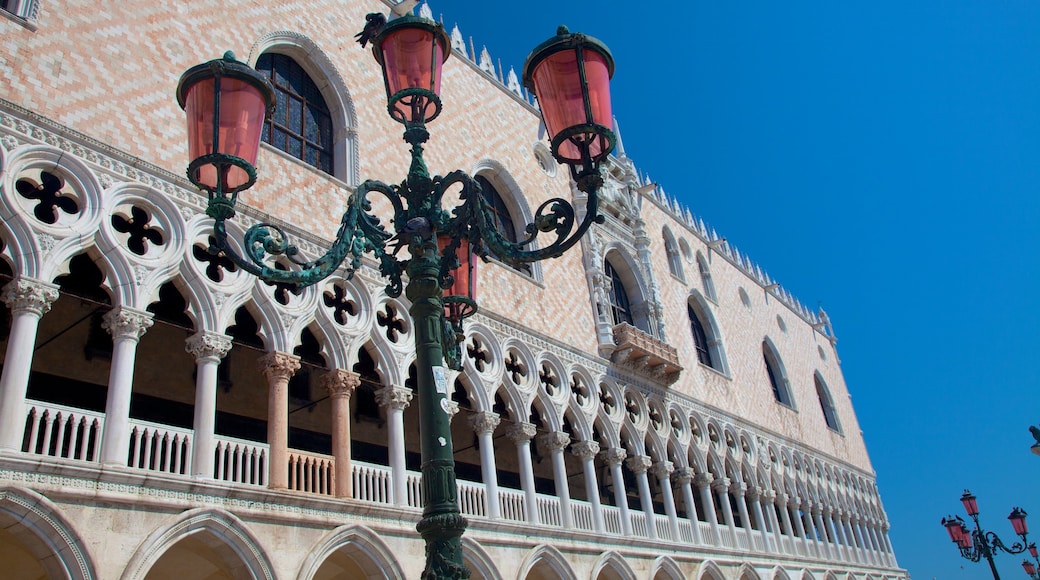 Venecia mostrando una ciudad, patrimonio de arquitectura y un castillo