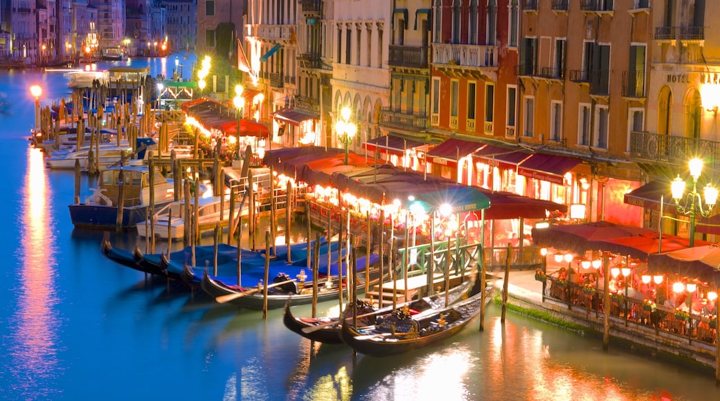 Gran Canal que incluye embarcaciones, escenas nocturnas y un puerto deportivo