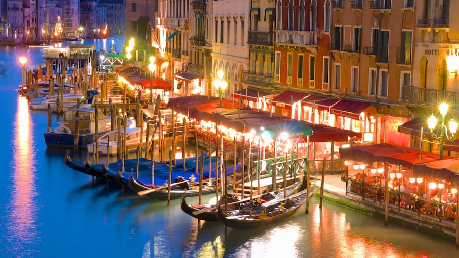 Grand Canal qui includes marina, baie ou port et ville