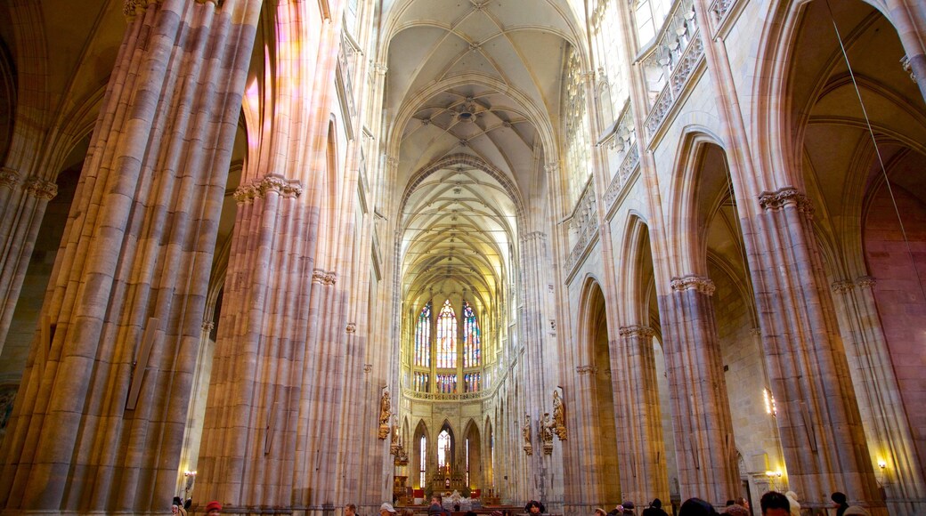 Praga mostrando una iglesia o catedral, vista interna y elementos religiosos