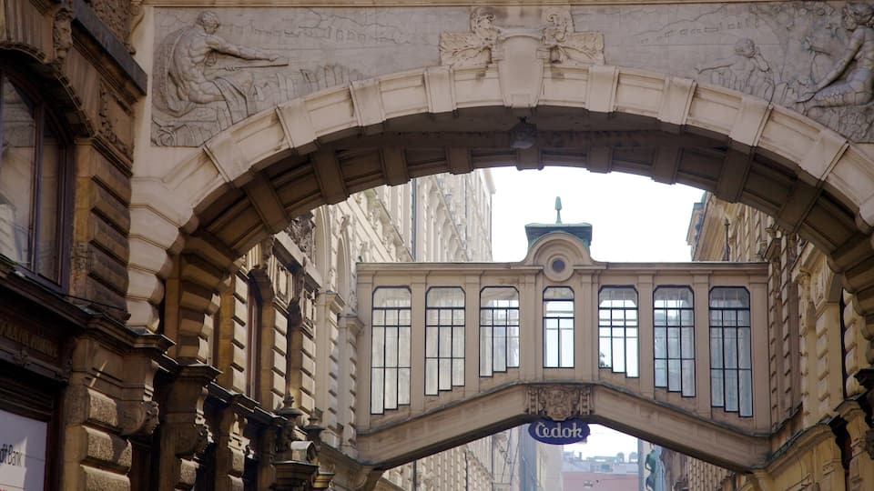 Praga mostrando cenas de rua, arquitetura de patrimônio e uma cidade