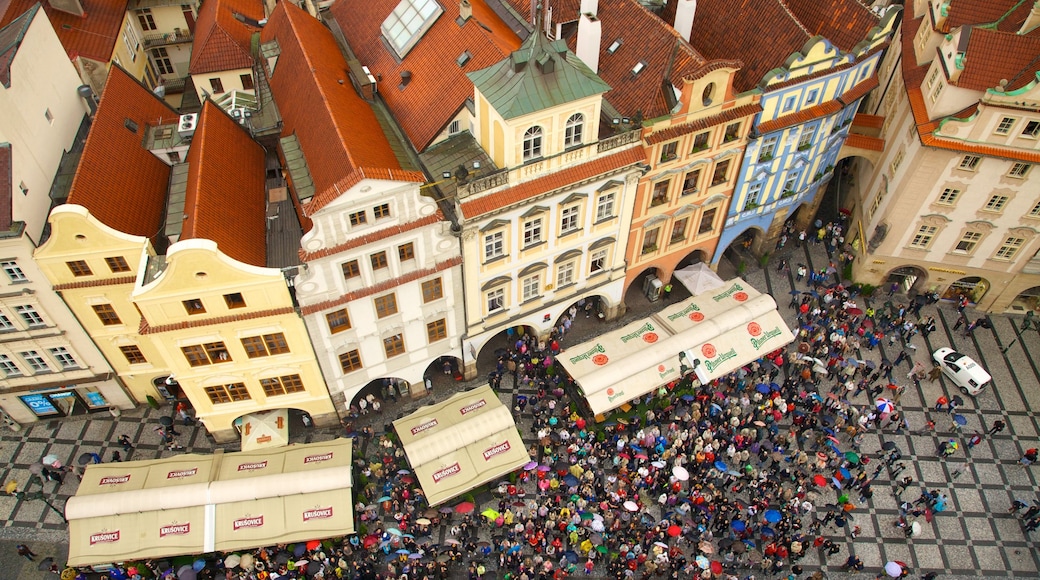 Prag presenterar en stad, historisk arkitektur och al fresco-restauranger