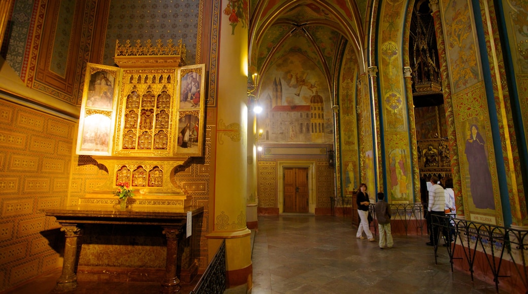 Prag presenterar religiösa element, interiörer och en kyrka eller katedral