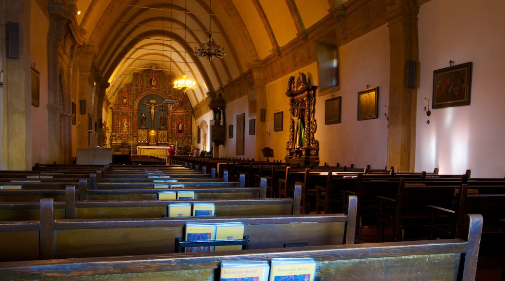 Carmel Mission Basilica som omfatter interiør, religiøse elementer og en kirke eller en katedral