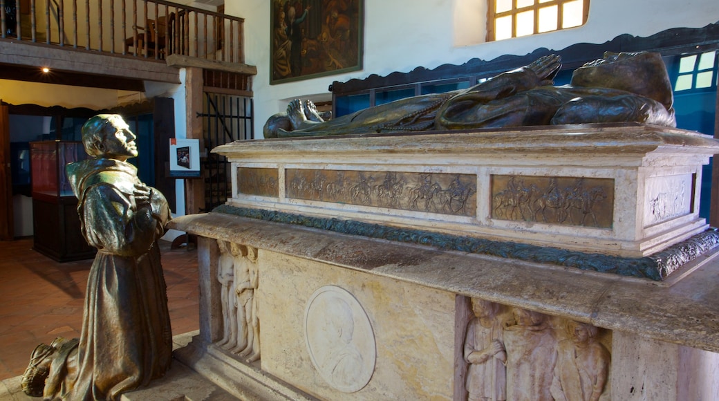 Basílica Carmel Mission que incluye vistas interiores y una estatua o escultura