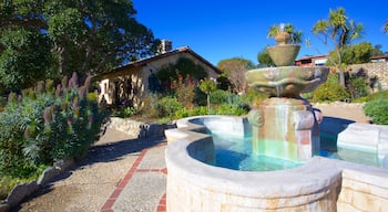 Carmel Mission Basilica som viser historiske bygningsværker, skyline og et hus