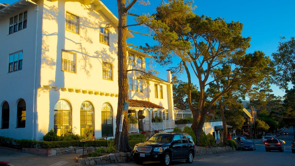 Carmel que incluye una casa, arquitectura patrimonial y escenas cotidianas