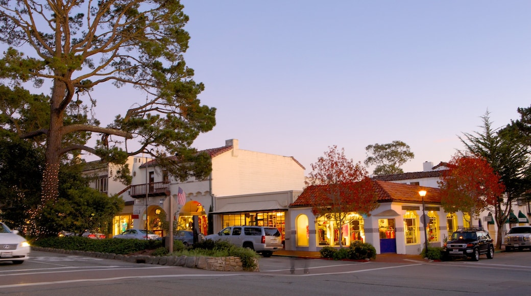 Carmel que incluye una pequeña ciudad o pueblo, una puesta de sol y escenas urbanas