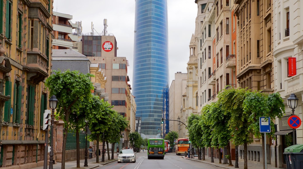 Bilbao ofreciendo una ciudad, un edificio alto y elementos patrimoniales