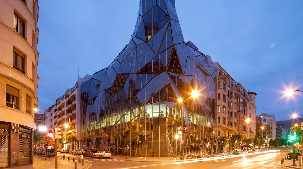 Bilbao qui includes une ville, architecture moderne et scènes de soirée