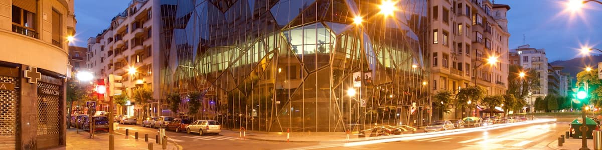 Bilbao welches beinhaltet moderne Architektur, Stadt und bei Nacht