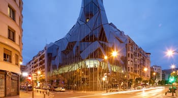 Bilbao mettant en vedette scènes de nuit, ville et architecture moderne