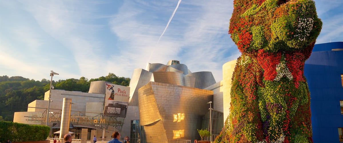 Musée Guggenheim de Bilbao qui includes art en plein air, scÚnes de rue et architecture moderne