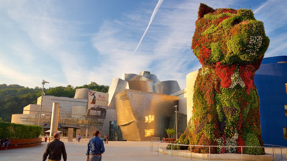 Museo Guggenheim Bilbao mostrando architettura moderna, arte urbana e strade