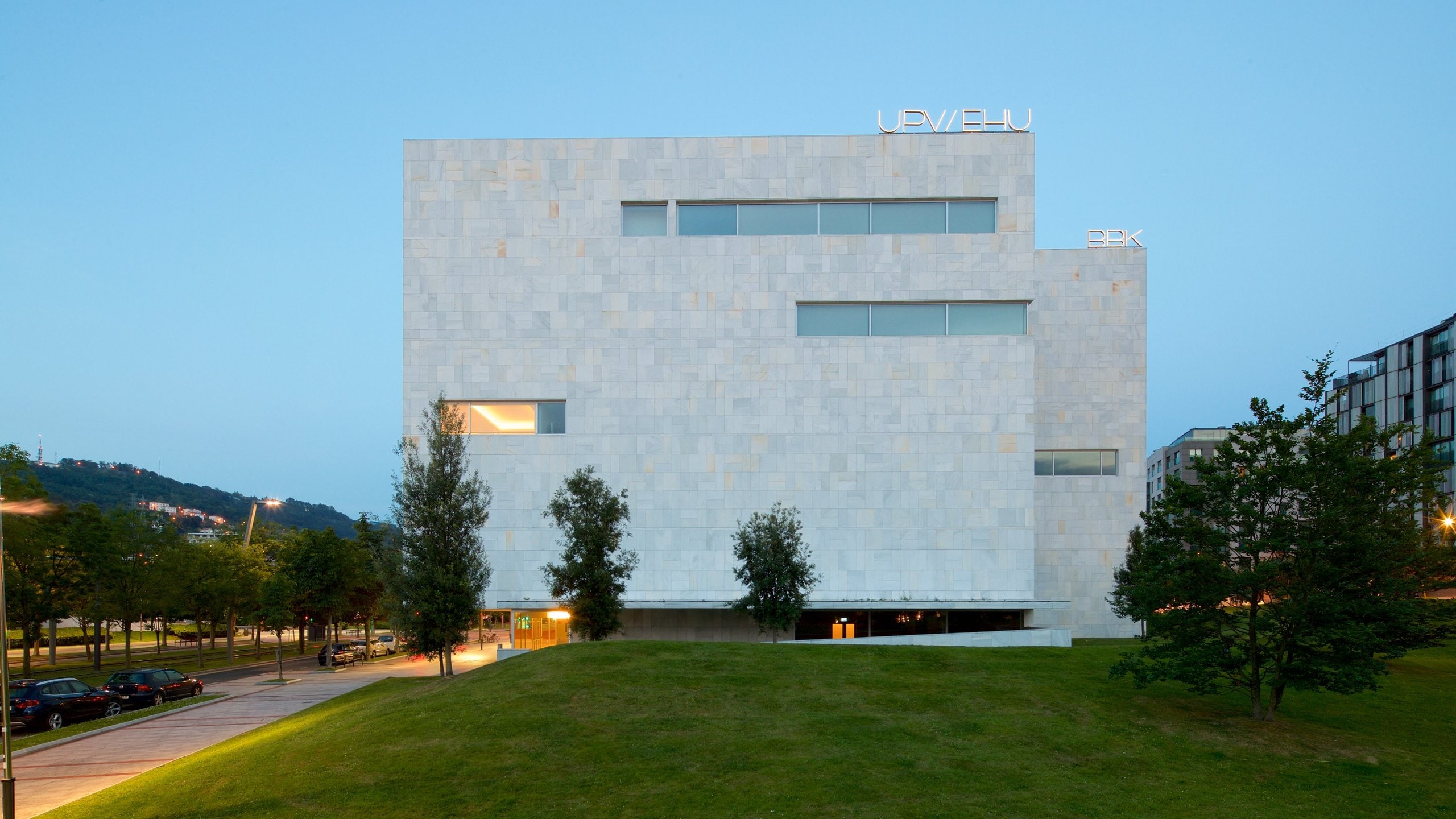 Bilbao showing a garden and modern architecture