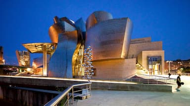 Museo Guggenheim Bilbao ofreciendo arquitectura moderna y escenas nocturnas