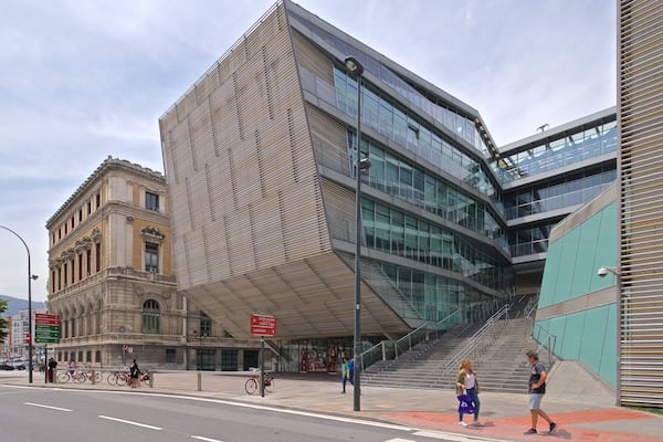 HĂŽtel de ville de Bilbao qui includes architecture moderne, ville et scĂšnes de rue