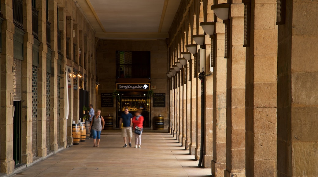 Plaza Nueva que incluye vistas interiores y escenas urbanas y también una pareja