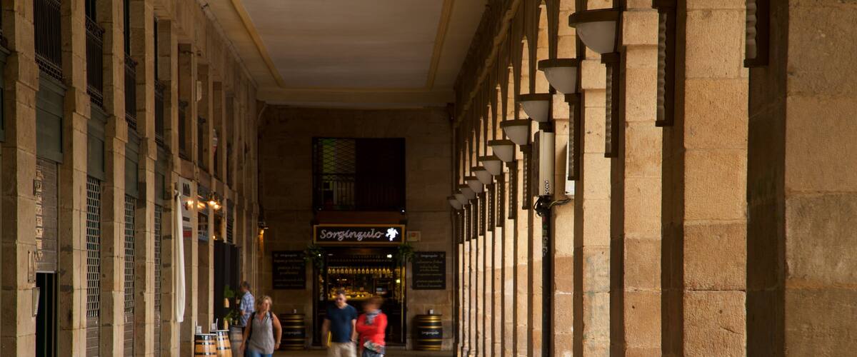 Plaza Nueva toont straten en interieur en ook een stel